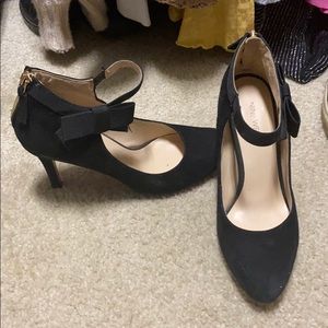 Black heels with bow